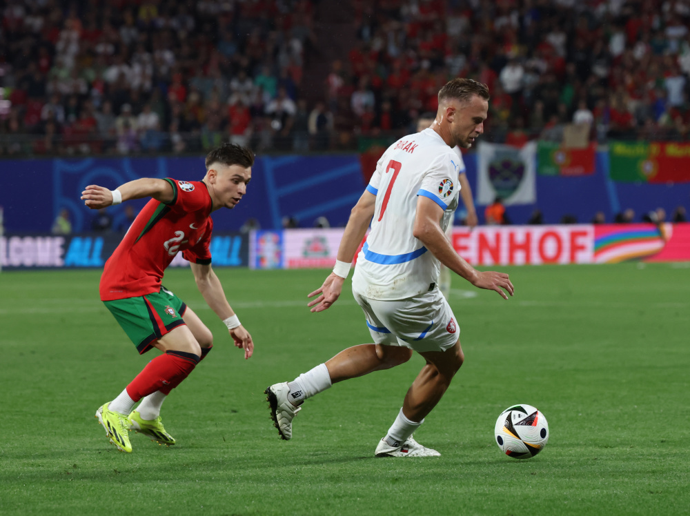 捷克在与荷兰队的比赛中努力拼抢的简单介绍